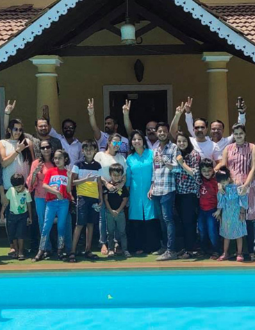 BIG GROUPS & JOINT FAMILIES